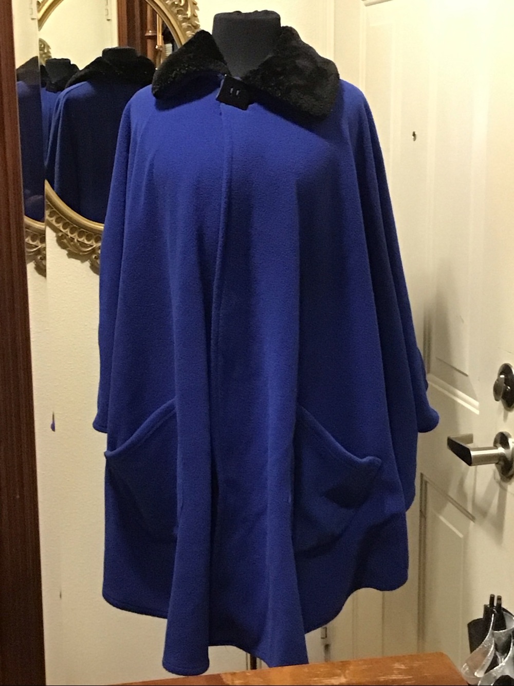 VTG, Lemoda Elegant Cobalt Blue Cape Sweater with Black Fur Collar One Size